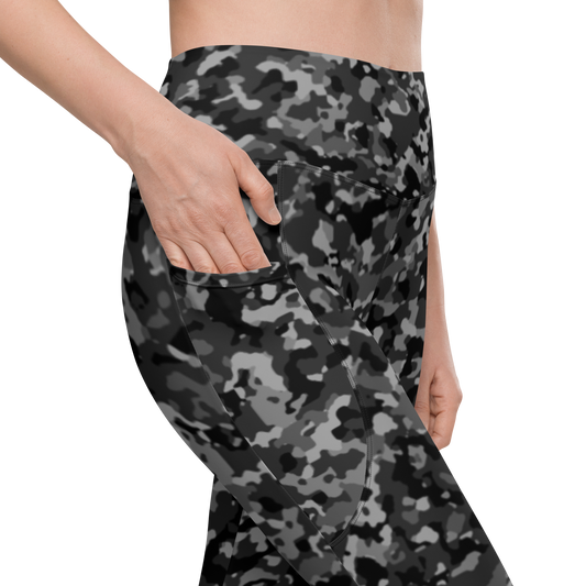 Blizza · Greyscale high-waisted pocket leggings, pocket detail.