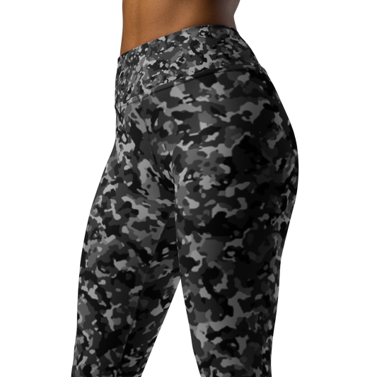 Blizza · Greyscale high-waisted yoga leggings, close three-quarter pattern view.