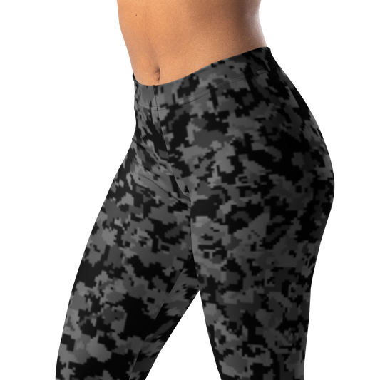 Digita · Greyscale · 1 mid-rise everyday leggings, waistband and pattern detail.