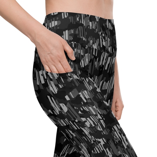 Savannah Black high-waisted pocket leggings, pocket detail.