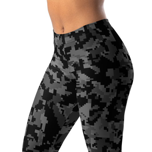 Digita Greyscale 1 camouflage mid-rise comfort leggings, waistband and pattern detail.