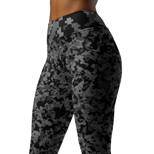 Digita · Greyscale · 1 high-waisted yoga leggings, close three-quarter pattern view.