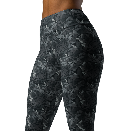 Folia · Greyscale high-waisted yoga leggings, close three-quarter pattern view.
