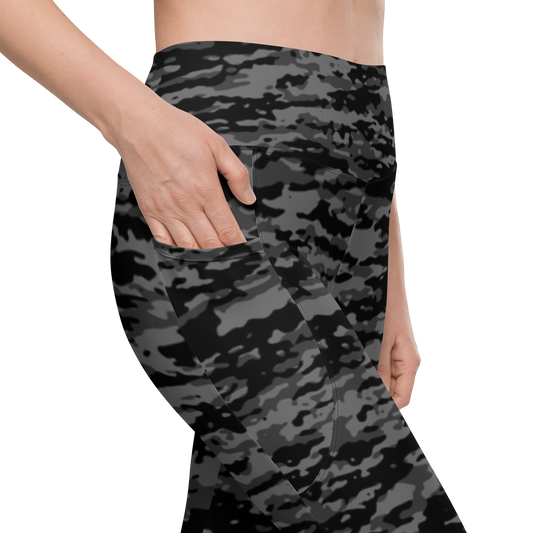 Inka · Greyscale high-waisted pocket leggings, pocket detail.