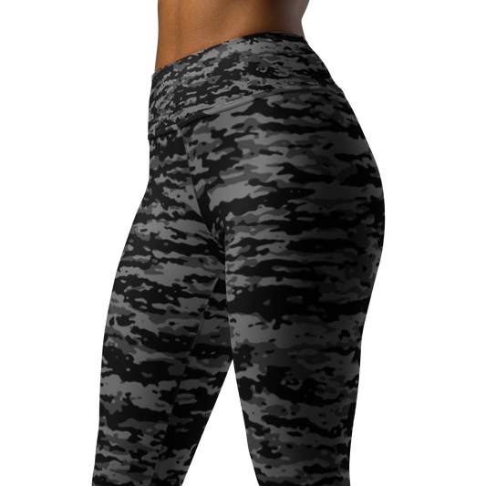 Inka · Greyscale high-waisted yoga leggings, close three-quarter pattern view.