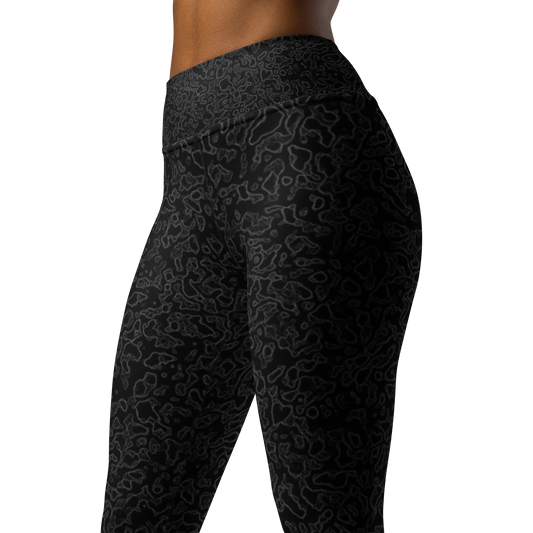Lava · Greyscale high-waisted yoga leggings, close three-quarter pattern view.