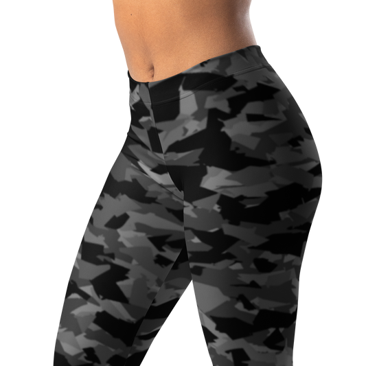Mica · Greyscale · 1 mid-rise everyday leggings, waistband and pattern detail.