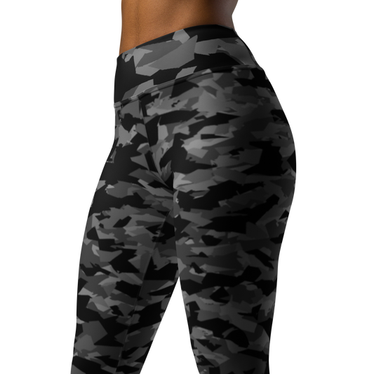 Mica · Greyscale high-waisted yoga leggings, close three-quarter pattern view.