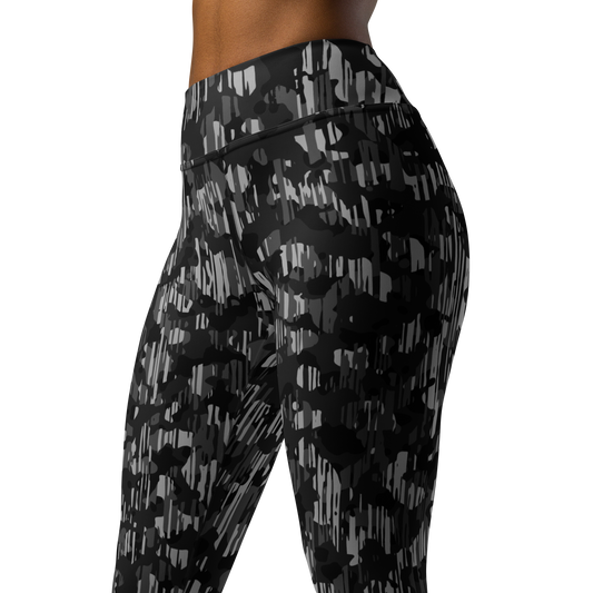 Savannah Black high-waisted yoga leggings, close pattern view.
