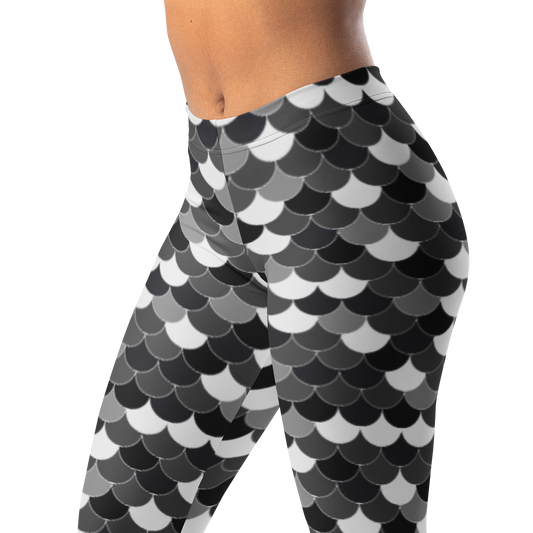 Scallop · Black mid-rise everyday leggings, waistband and pattern detail.