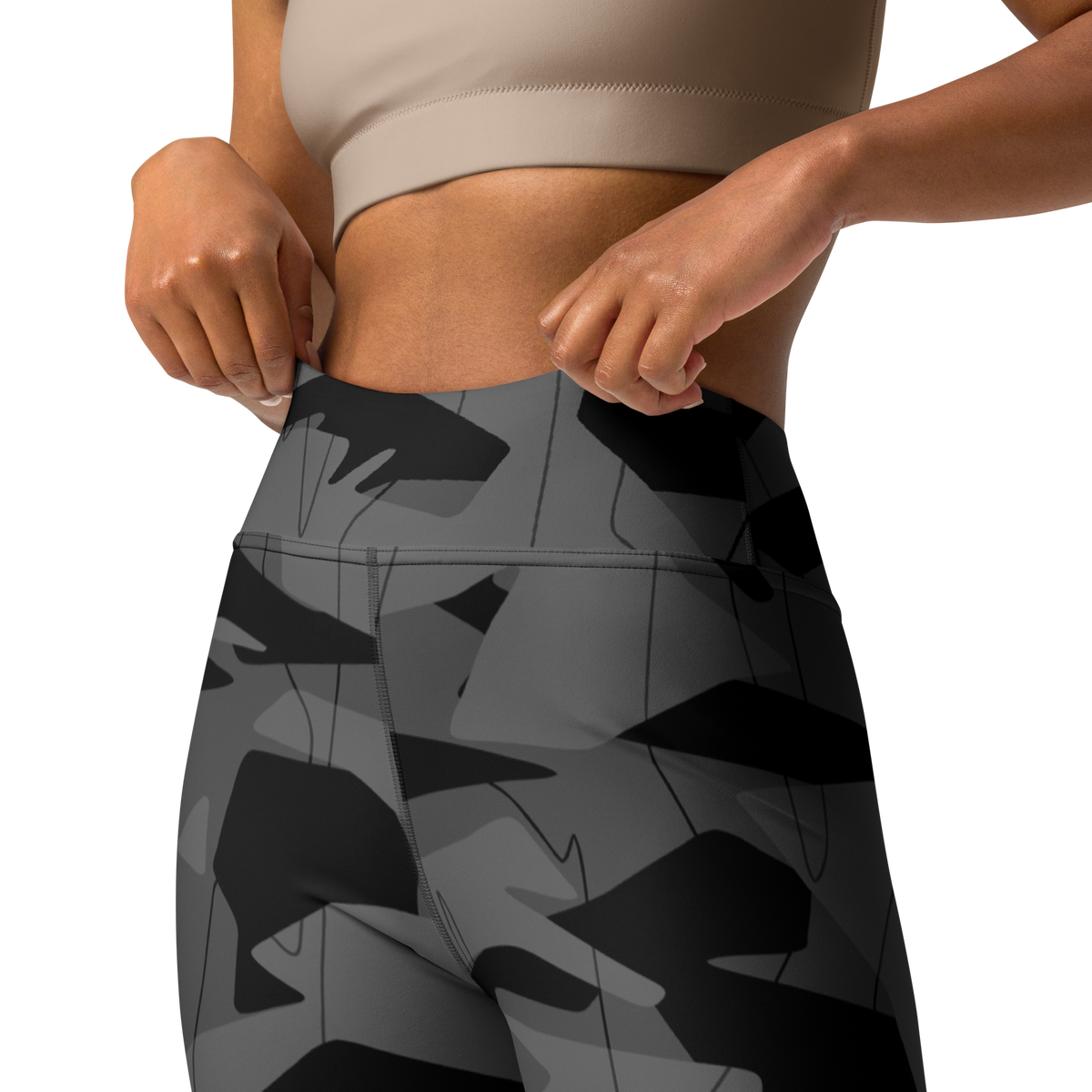 Timbre Greyscale 1 camouflage high-waisted yoga leggings, waistband and construction detail.