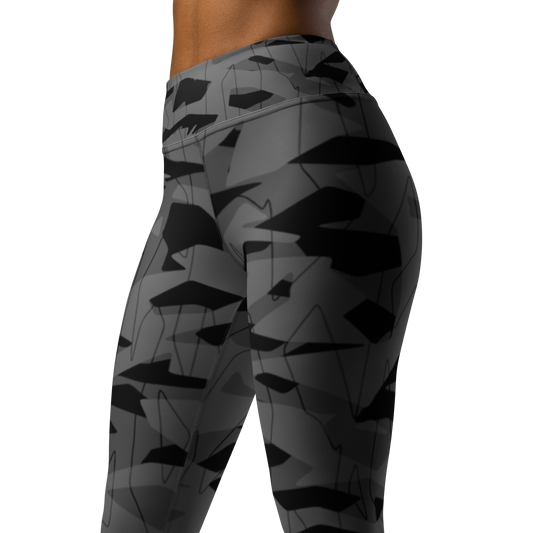 Timbre · Greyscale · 1 high-waisted yoga leggings, close three-quarter pattern view.