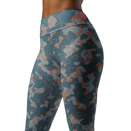 Tundra · Subtle Contrasts high-waisted yoga leggings, close three-quarter pattern view.
